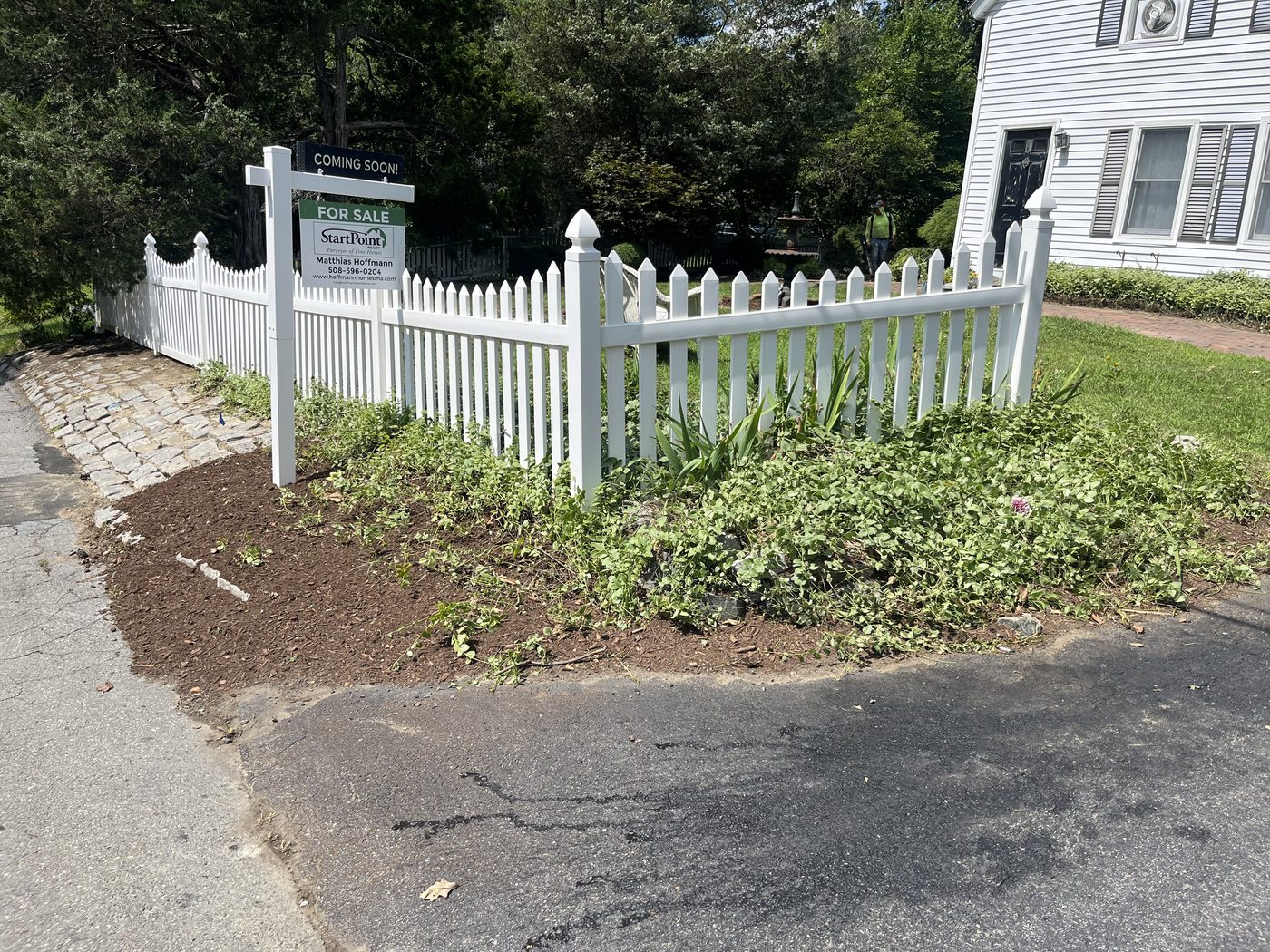 Picket fence entrance bed with fresh mulch